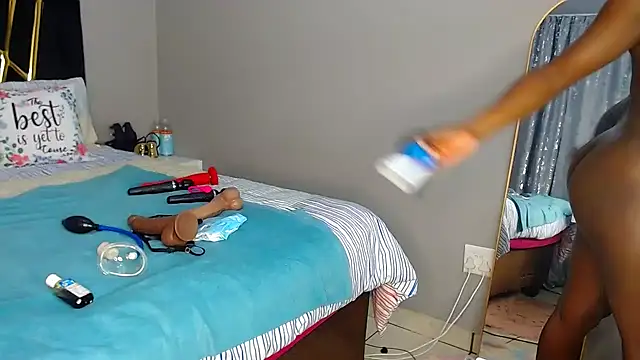 Snapshot of MissBigNipples chatting on December 14, 2025, 12:17 am MissBigNipples online show from December 14, 2025, 12:17 am