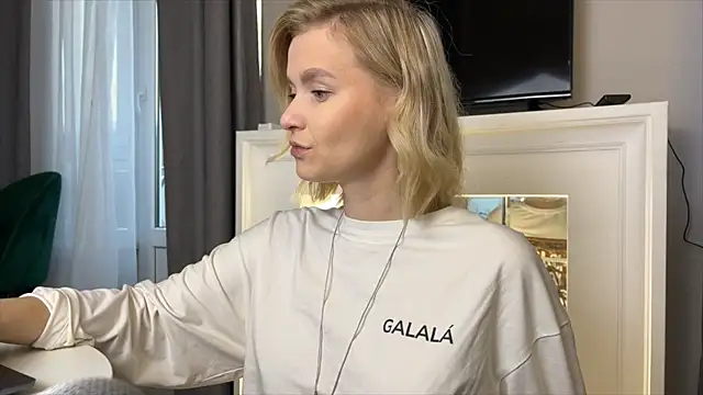 Adelovenick online show from November 27, 2025, 8:37 am