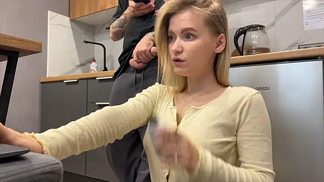 Snapshot of Adelovenick chatting on April 13, 2026, 3:43 am Adelovenick online show from April 13, 2026, 3:43 am