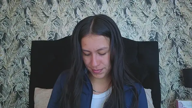 EmiGomez  online show from December 19, 2025, 1:24 pm