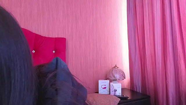 EmiGomez  online show from November 3, 2025, 1:04 pm