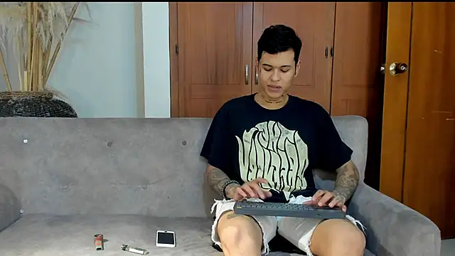 Snapshot of jamesinked_ chatting on October 28, 2025, 7:24 pm jamesinked online show from October 28, 2025, 7:24 pm