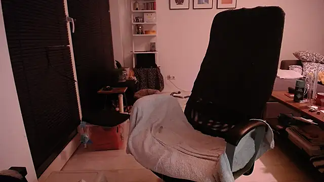 P4RtYBOII92 online show from November 4, 2025, 2:48 am