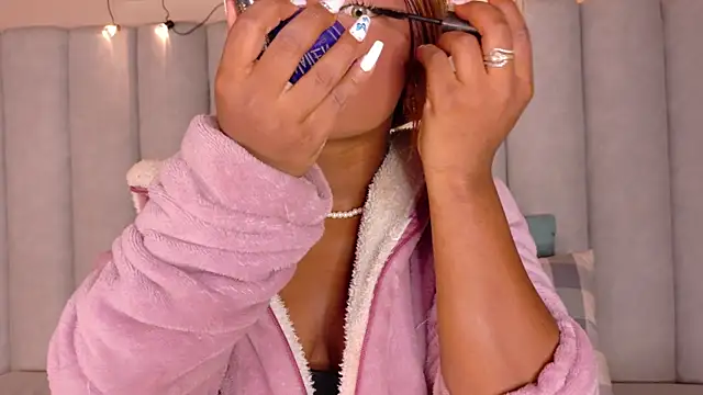 briannajackson  online show from September 20, 2025, 11:48 am