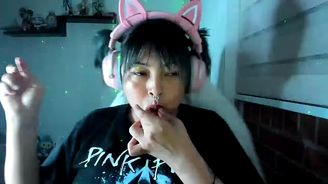 Shaddycute  online show from June 17, 2026, 11:47 pm
