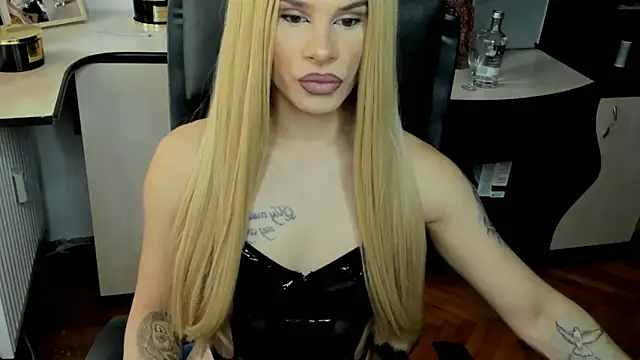 EvelynLexy online show from October 7, 2025, 8:37 am