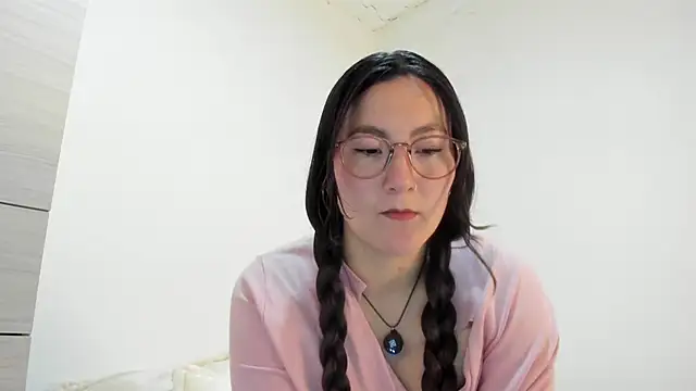 Elle Lee  online show from September 30, 2025, 3:51 pm