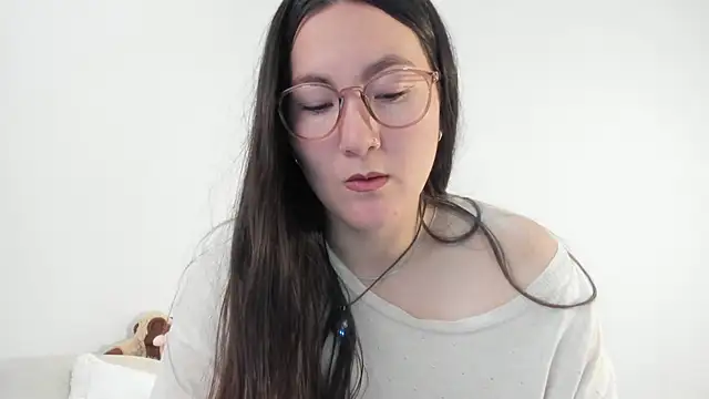 Elle Lee  online show from September 22, 2025, 2:45 pm