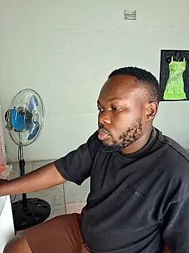 Snapshot of LaughRiotX chatting on November 14, 2025, 9:46 am LaughRiotX online show from November 14, 2025, 9:46 am