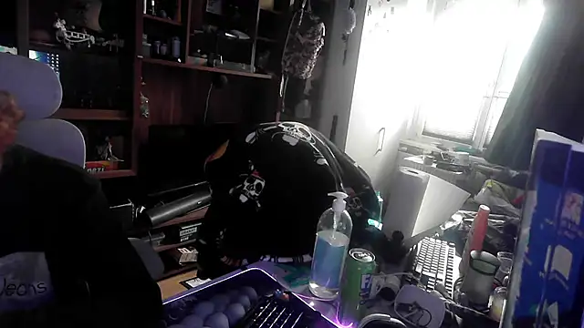 Snapshot of leon29leo chatting on October 6, 2025, 1:56 pm leon29leo online show from October 6, 2025, 1:56 pm