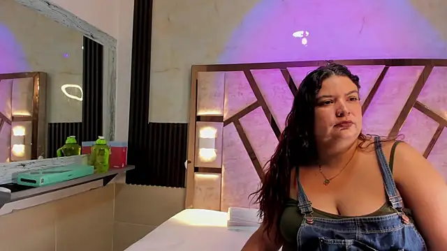 Snapshot of molly_sweetee chatting on December 16, 2025, 1:43 am molly sweetee online show from December 16, 2025, 1:43 am