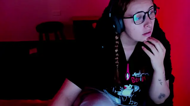 bonnie moon  online show from April 13, 2026, 6:45 pm