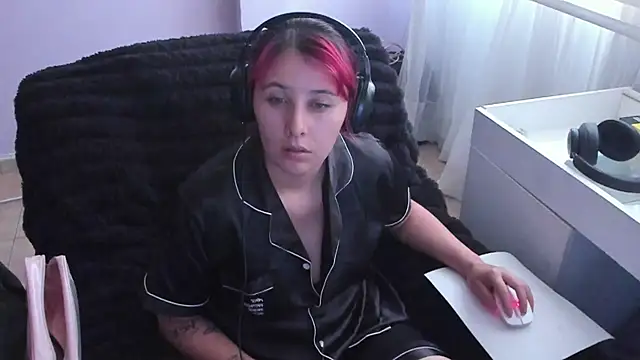 Snapshot of bonnie_moon_ chatting on October 11, 2025, 8:21 pm bonnie moon online show from October 11, 2025, 8:21 pm