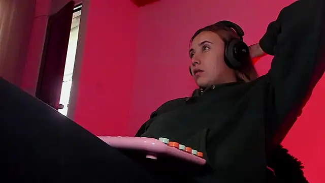 Snapshot of bonnie_moon_ chatting on December 22, 2025, 9:15 pm bonnie moon online show from December 22, 2025, 9:15 pm