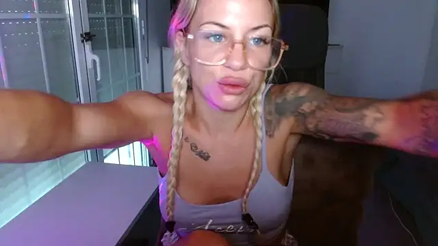 Snapshot of JuicyJanexo chatting on July 7, 2026, 5:10 am JuicyJanexo online show from July 7, 2026, 5:10 am