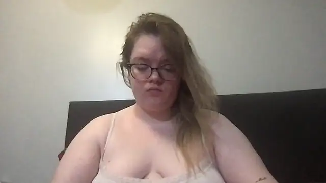 honeyyy24 online show from November 15, 2025, 2:10 pm