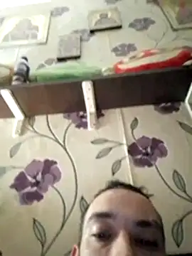 Snapshot of AndreiDts92 chatting on November 5, 2025, 12:03 am AndreiDts92 online show from November 5, 2025, 12:03 am