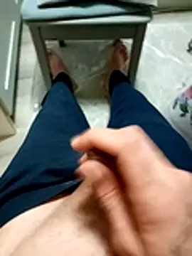 Snapshot of AndreiDts92 chatting on April 15, 2026, 10:32 pm AndreiDts92 online show from April 15, 2026, 10:32 pm