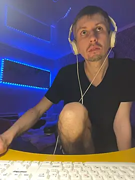 Snapshot of Aki-Laky chatting on December 3, 2025, 7:13 pm Aki-Laky online show from December 3, 2025, 7:13 pm