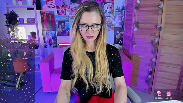 Snapshot of LadyIzabel chatting on December 22, 2024, 8:38 am LadyIzabel online show from December 22, 2024, 8:38 am