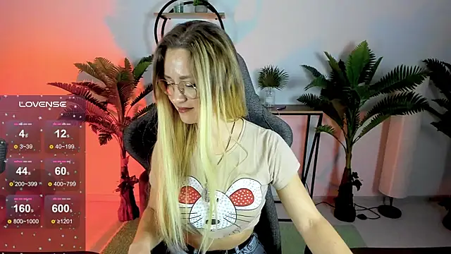 Snapshot of LadyIzabel chatting on December 16, 2024, 9:03 am LadyIzabel online show from December 16, 2024, 9:03 am