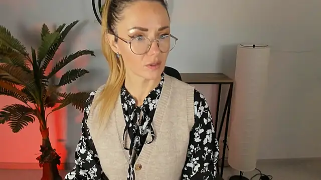 Snapshot of LadyIzabel chatting on February 22, 2025, 4:40 am LadyIzabel online show from February 22, 2025, 4:40 am