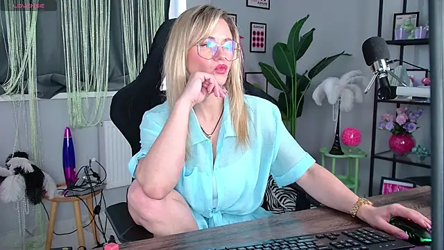 Snapshot of LadyIzabel chatting on May 13, 2026, 11:39 am LadyIzabel online show from May 13, 2026, 11:39 am