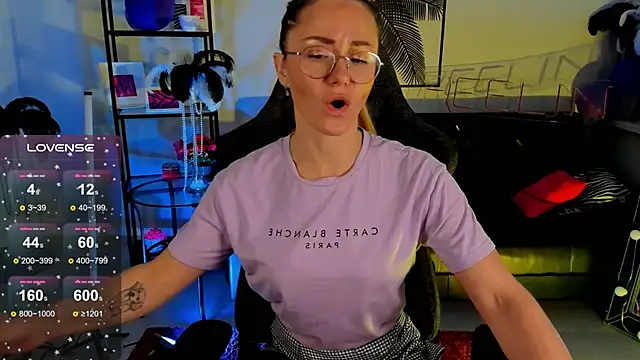 Snapshot of LadyIzabel chatting on December 28, 2024, 2:33 am LadyIzabel online show from December 28, 2024, 2:33 am