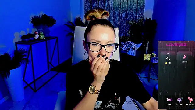 Snapshot of LadyIzabel chatting on October 21, 2025, 8:47 am LadyIzabel online show from October 21, 2025, 8:47 am