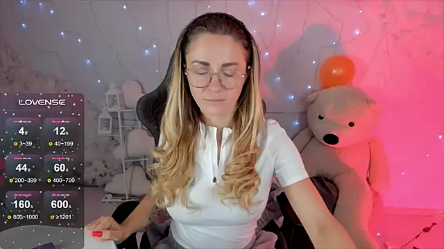 Snapshot of LadyIzabel chatting on February 15, 2025, 5:41 am LadyIzabel online show from February 15, 2025, 5:41 am