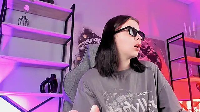 Snapshot of AliceSunday chatting on September 15, 2025, 10:59 am AliceSunday online show from September 15, 2025, 10:59 am