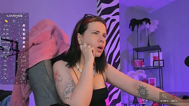 Snapshot of AliceSunday chatting on September 19, 2025, 10:08 am AliceSunday online show from September 19, 2025, 10:08 am