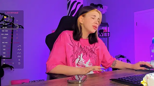 Snapshot of AliceSunday chatting on October 7, 2025, 2:01 am AliceSunday online show from October 7, 2025, 2:01 am