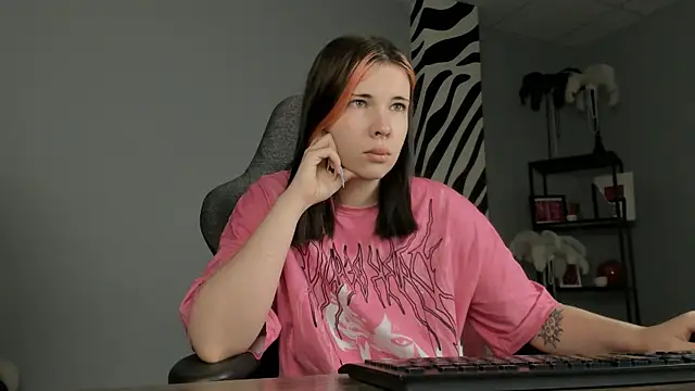 Snapshot of AliceSunday chatting on December 18, 2025, 2:05 am AliceSunday online show from December 18, 2025, 2:05 am