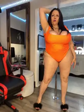 Snapshot of curvyfunlover chatting on June 17, 2026, 10:03 am curvyfunlover online show from June 17, 2026, 10:03 am
