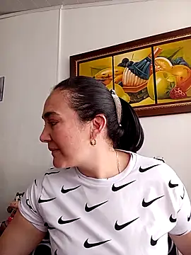 skayhot  online show from February 27, 2025, 4:43 pm