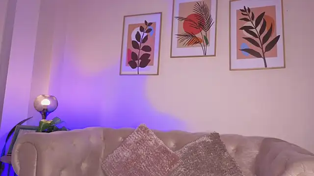 DahianaWalcott online show from December 17, 2025, 8:14 pm