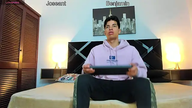 Snapshot of toyboys1 chatting on March 13, 2026, 4:28 am toyboys1 online show from March 13, 2026, 4:28 am