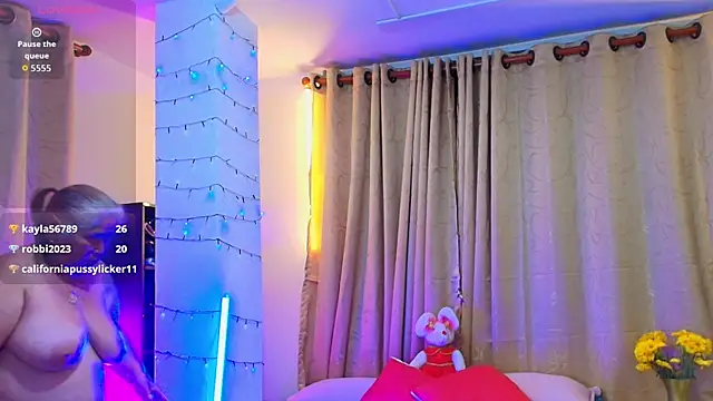 girl amada online show from December 13, 2025, 8:04 pm