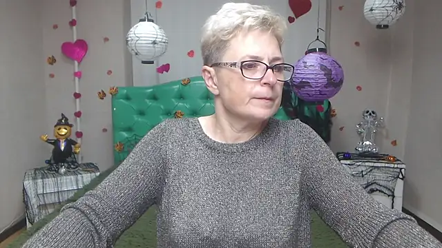 EmiliaGree online show from November 10, 2025, 6:02 pm