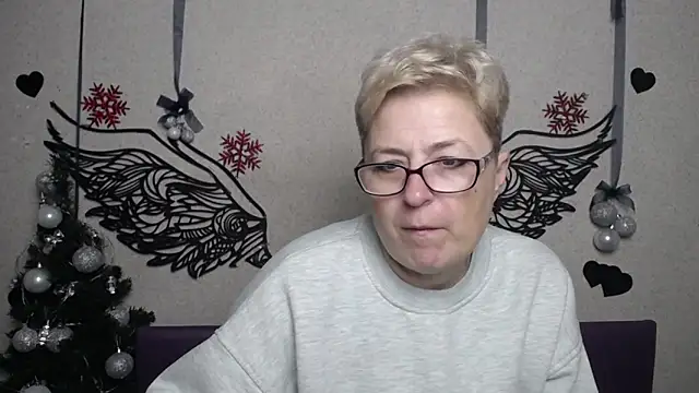 Snapshot of EmiliaGree chatting on December 20, 2025, 6:11 pm EmiliaGree online show from December 20, 2025, 6:11 pm