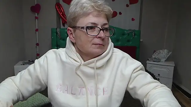 Snapshot of EmiliaGree chatting on February 5, 2026, 8:26 pm EmiliaGree online show from February 5, 2026, 8:26 pm