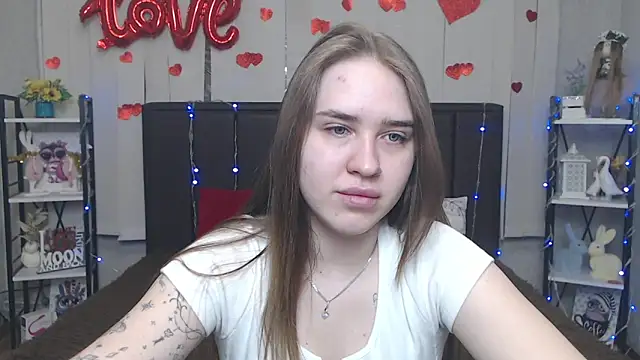 LauraHlot online show from May 19, 2026, 6:20 am
