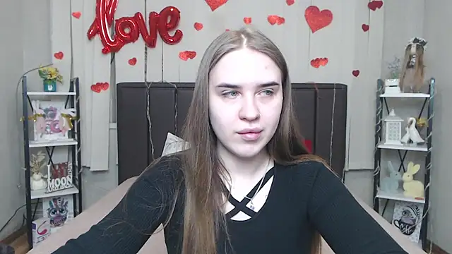 LauraHlot online show from April 3, 2026, 5:19 pm