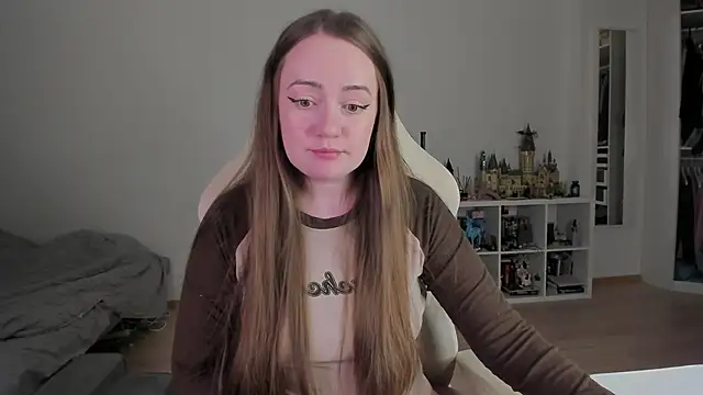 Snapshot of WalkingGirl chatting on May 24, 2026, 8:42 pm WalkingGirl online show from May 24, 2026, 8:42 pm