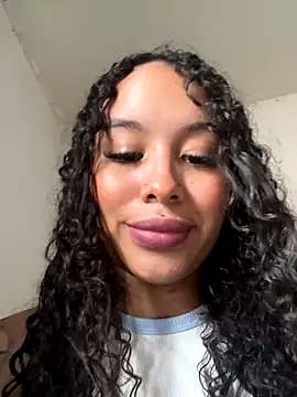 MarieLeon online show from October 4, 2025, 9:05 pm