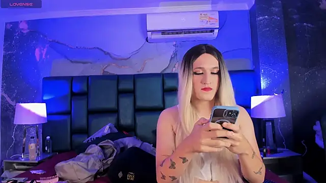 Snapshot of JESSI_NAOMI chatting on February 4, 2025, 4:05 am JESSI NAOMI online show from February 4, 2025, 4:05 am