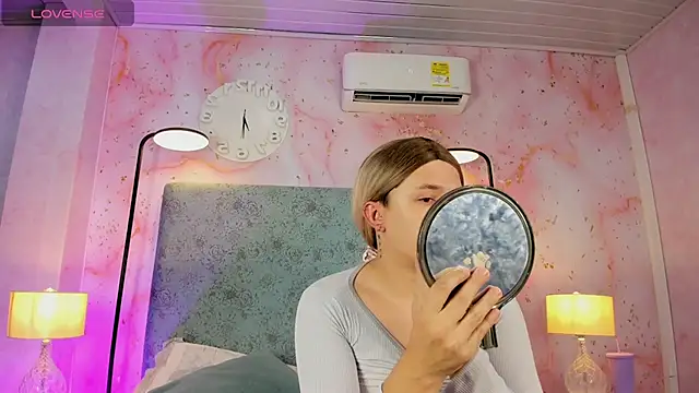 Snapshot of JESSI_NAOMI chatting on November 4, 2025, 11:08 pm JESSI NAOMI online show from November 4, 2025, 11:08 pm