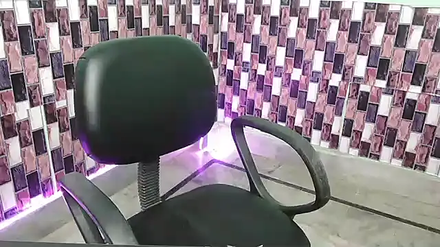 Snapshot of N-Natasha chatting on October 1, 2025, 10:09 am N-Natasha online show from October 1, 2025, 10:09 am