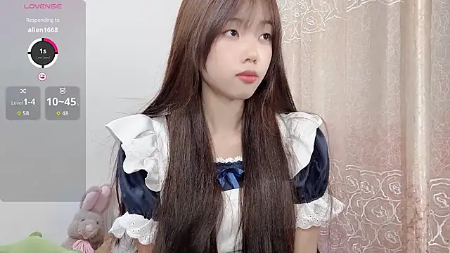 Snapshot of Lvy--v chatting on November 18, 2025, 10:45 pm Lvy--v online show from November 18, 2025, 10:45 pm